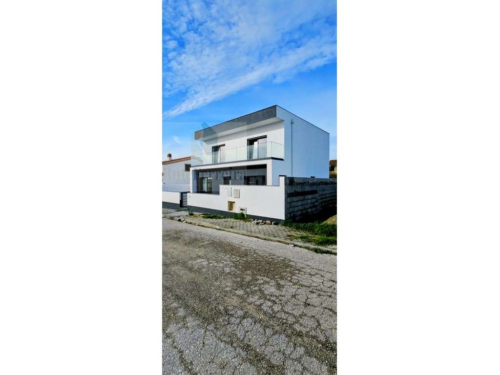 Espetacular Moradia T4 Nova, com Garagem e Logradouro! - Grande imagem: 5/35