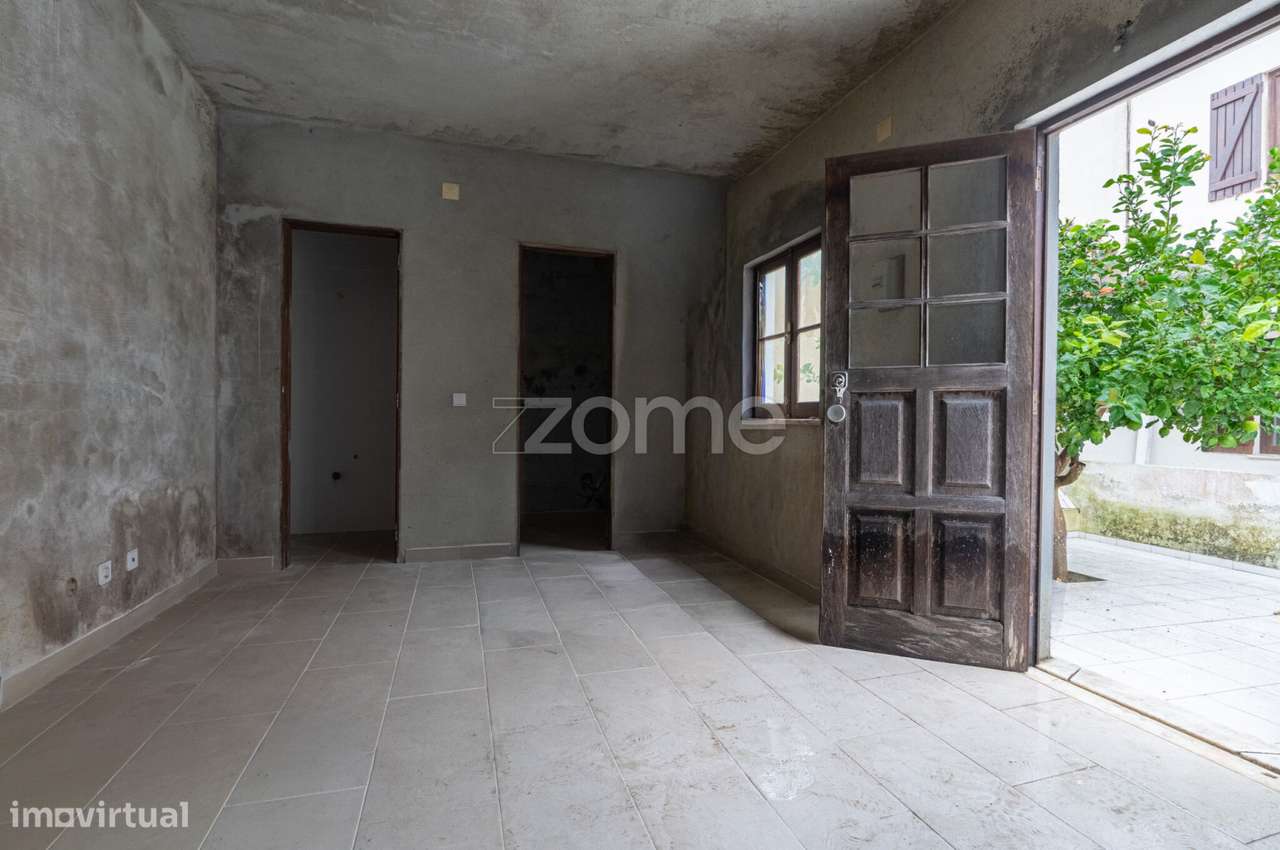 Moradia T3+1 em Manique de Cima a necessitar de acabamentos-20