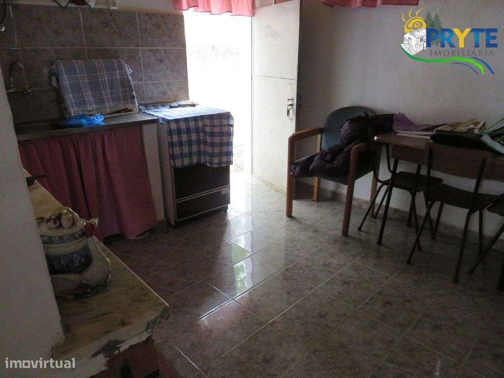 Pequena quinta a confinar com a Ribeira situada perto de Oleiros-19