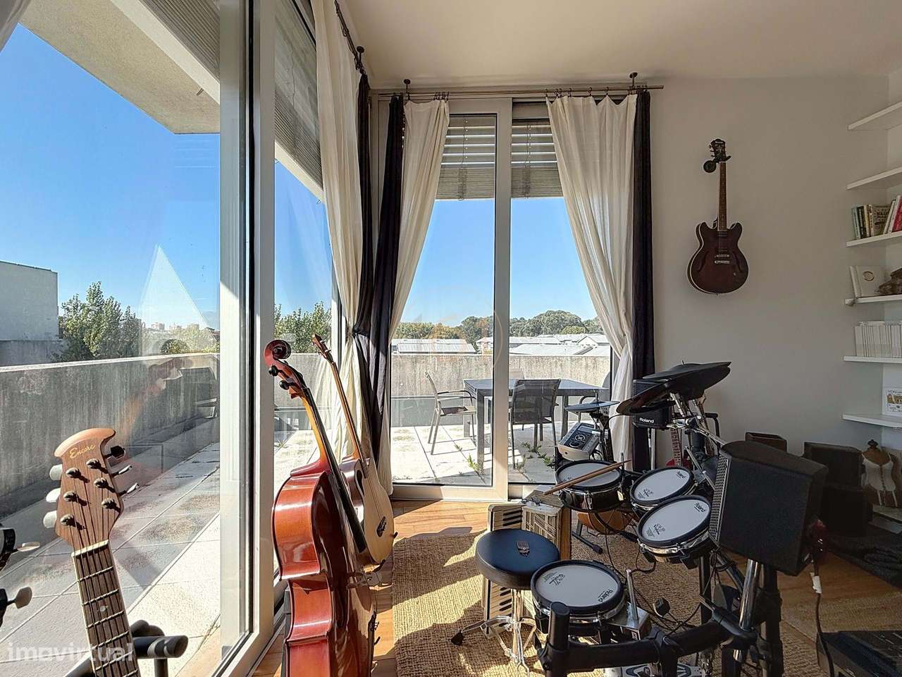 Apartamento T4 Duplex com Terraço e 4 Lugares de Garagem, com Possibil-17