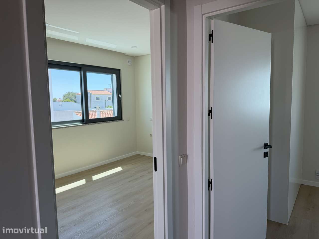 Moradia T4 com piscina, terraço e garagem em Ferreiras-12