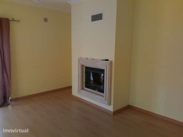 Apartamento t2+1 Duplex bem Localizado no Cartaxo-10