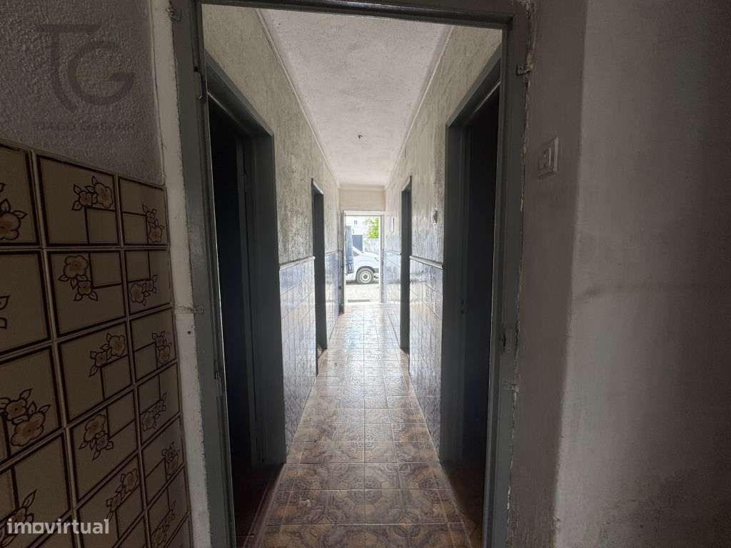 Moradia T2+2 com logradouro no centro de Gavião-5