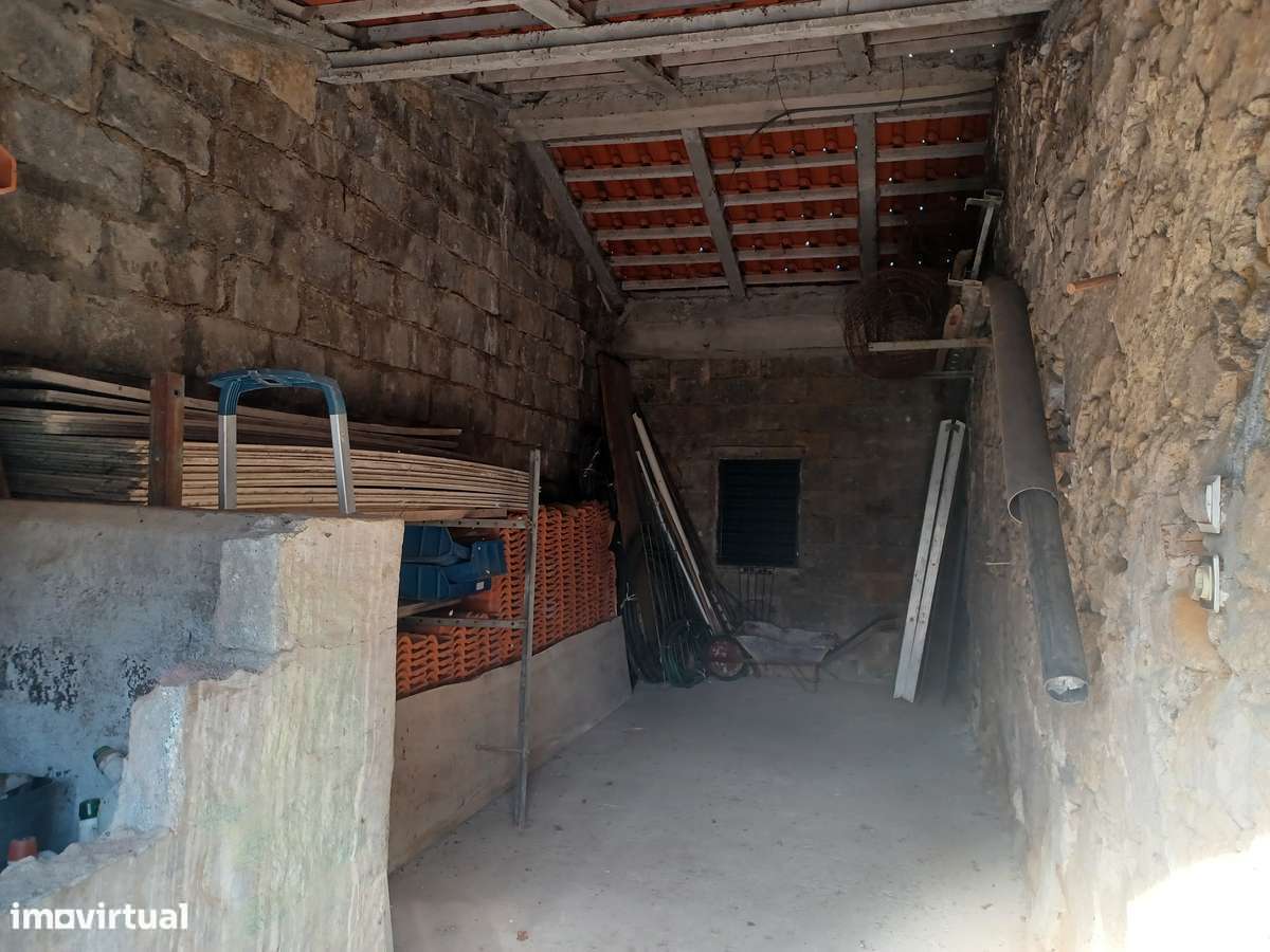 Mor.INDIVIDUAL  2300m2 de terreno + artigo urbano (Tipo T0)  em Lago-31