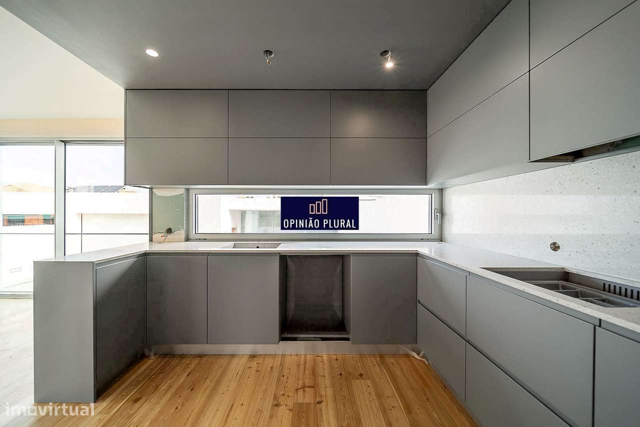 Moradia T4 Espaçosa com Escritório e Piscina Pronta a Habitar-6