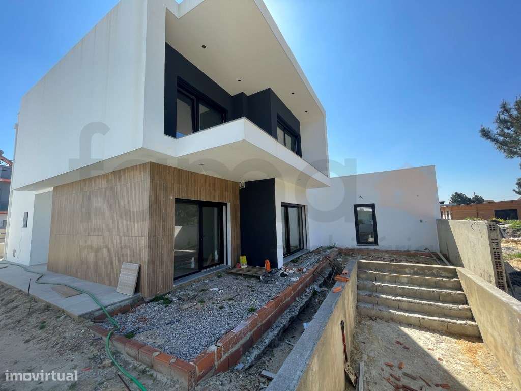 Moradia T3 com jardim e piscina em zona residencial tranquila-6