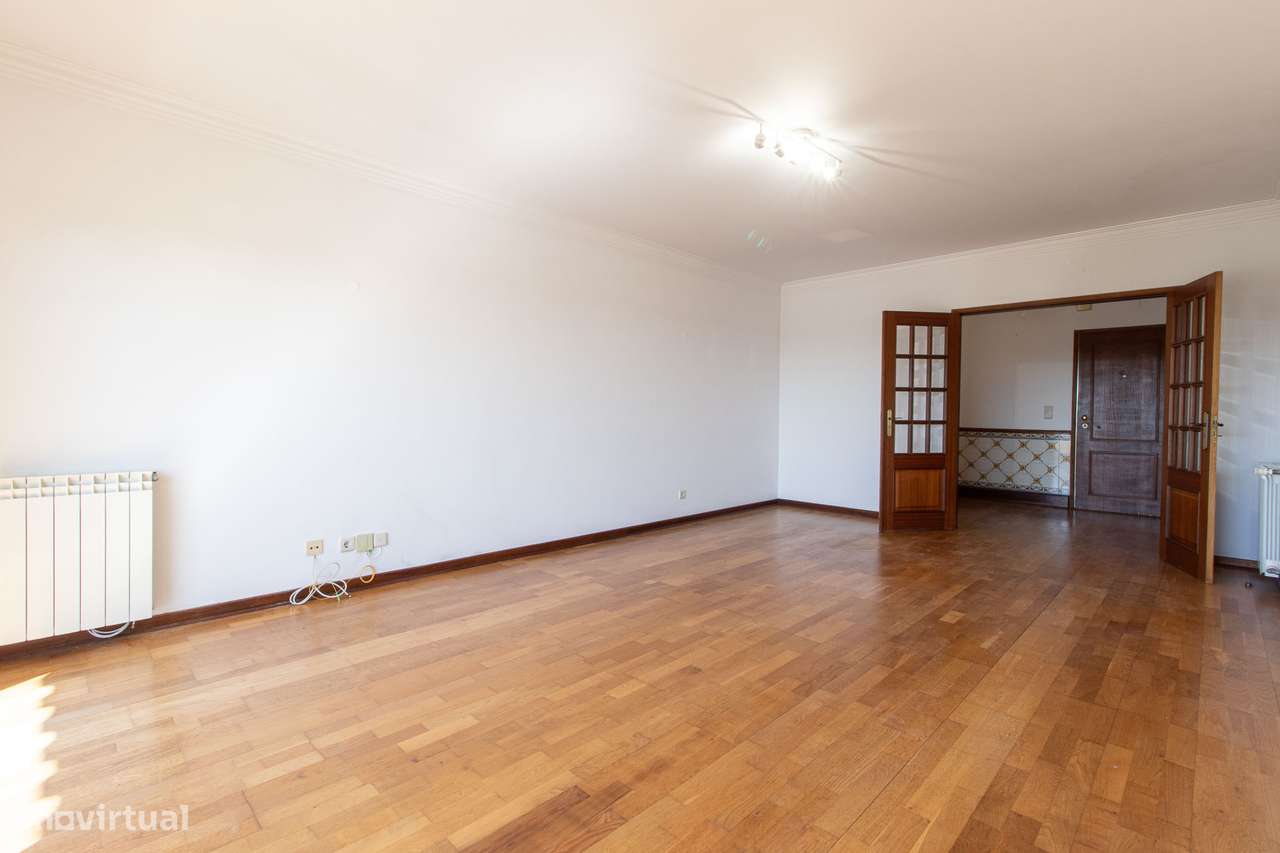 Apartamento T2 com varanda, garagem e elevador - Grande imagem: 2/41