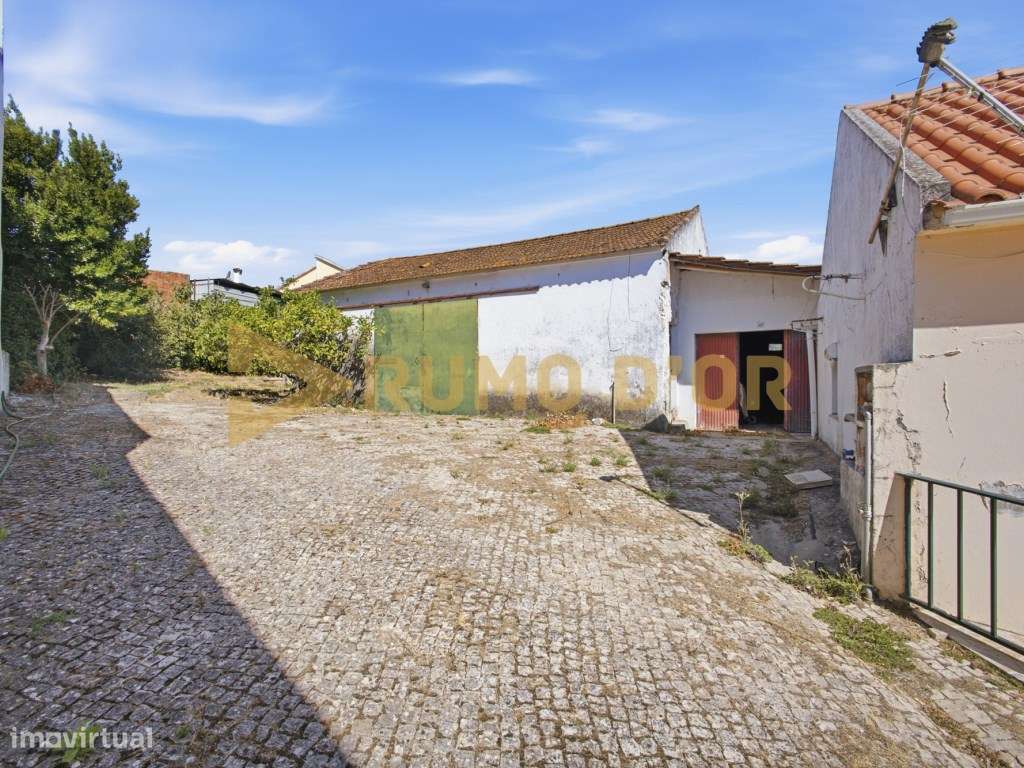 Quinta com 3 moradias e 3 garagens em Abrigada-22