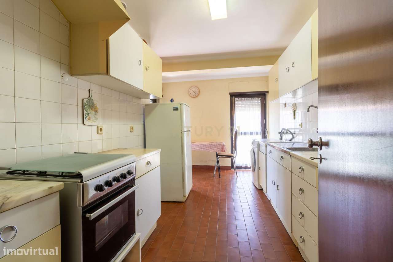T1 em Caselas com varanda e vista desafogada – Excelente oportunidade-11
