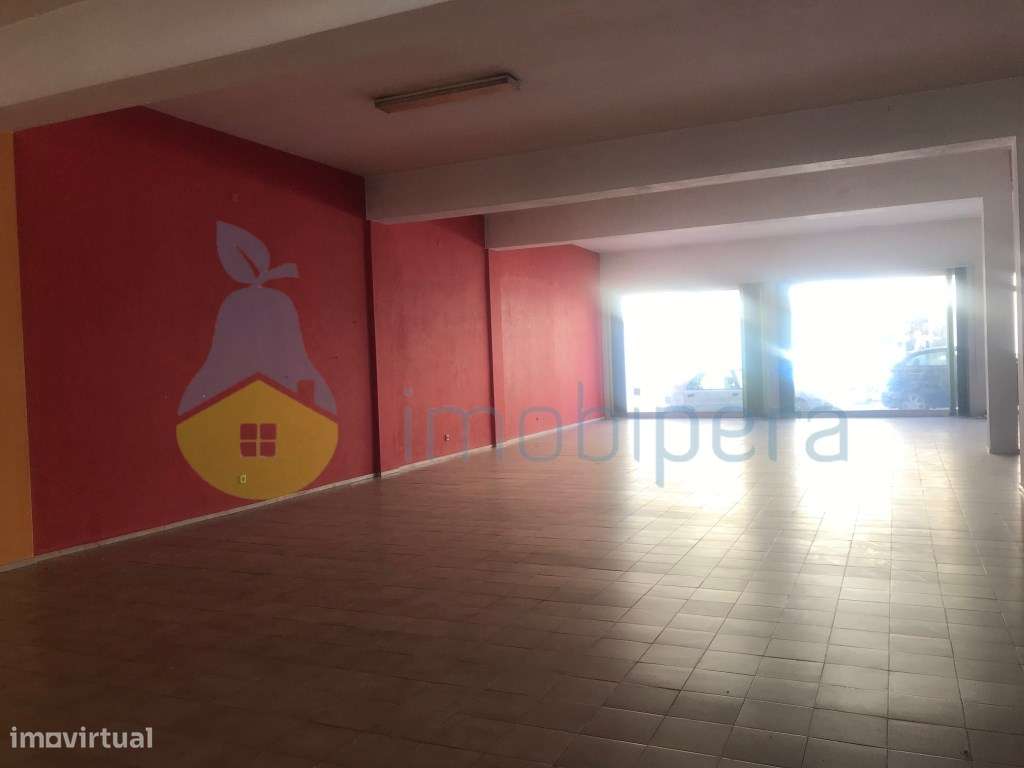 PRÉDIO COM APARTAMENTO T3, ESPAÇO COMERCIAL E TERRENO - Grande imagem: 4/39