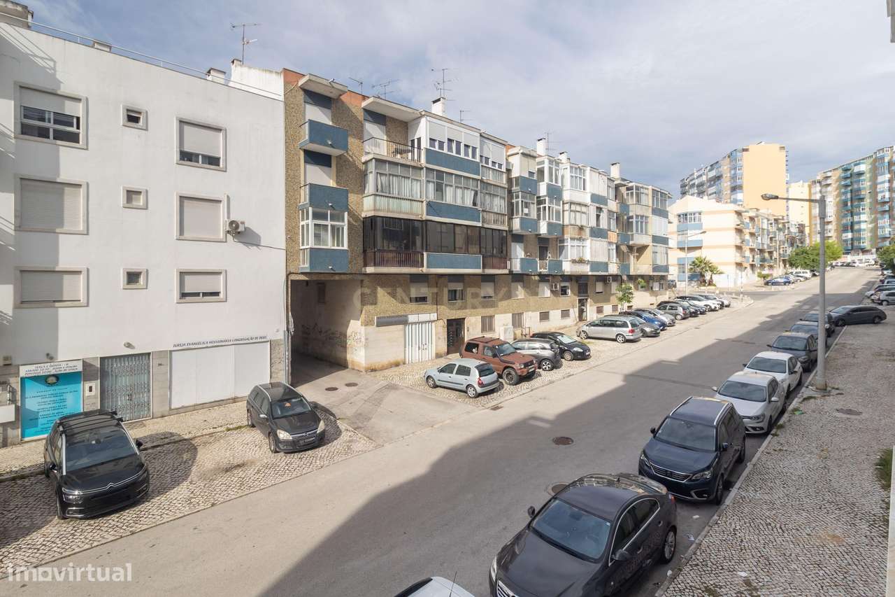 Magnifico T2, no Laranjeiro, perto do Alfeite, construção de 2002, pré-30