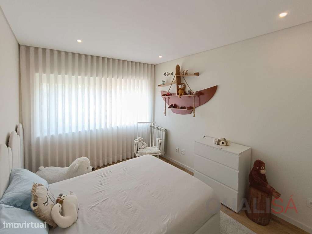Apartamento T3 de gaveto com varandas, garagem fechada e excelentes...-34