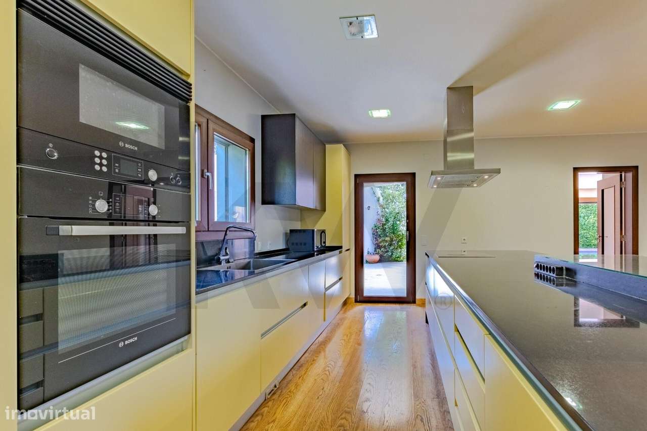 Moradia de sonho T4 com jardim, piscina e privacidade no coração de Ca-14