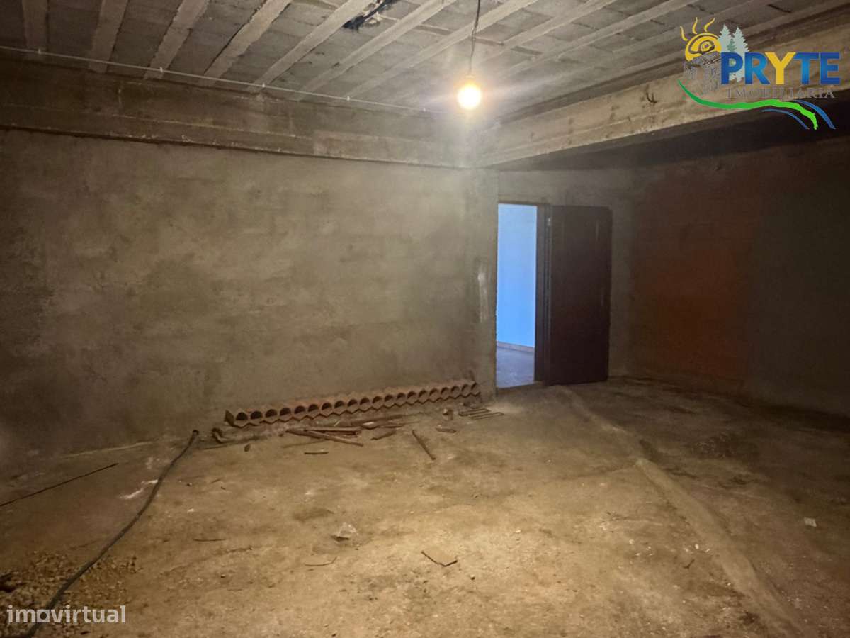 Moradia em Excelentes Condições com Amplo Terreno - Oportunidade Única-58