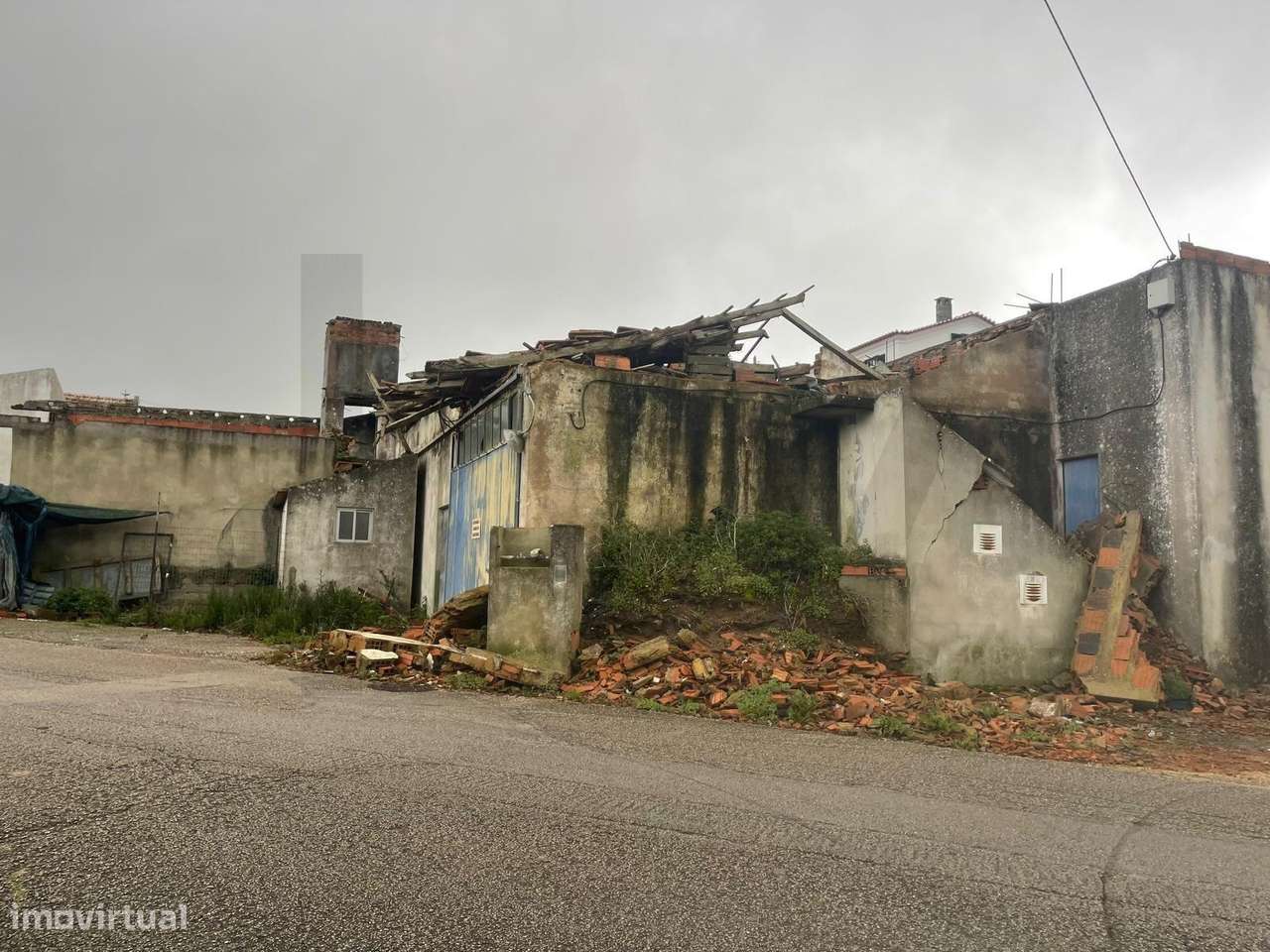 Espaço comercial com alvará e ruina de apoio constituída por 3 divisõe - Grande imagem: 3/25