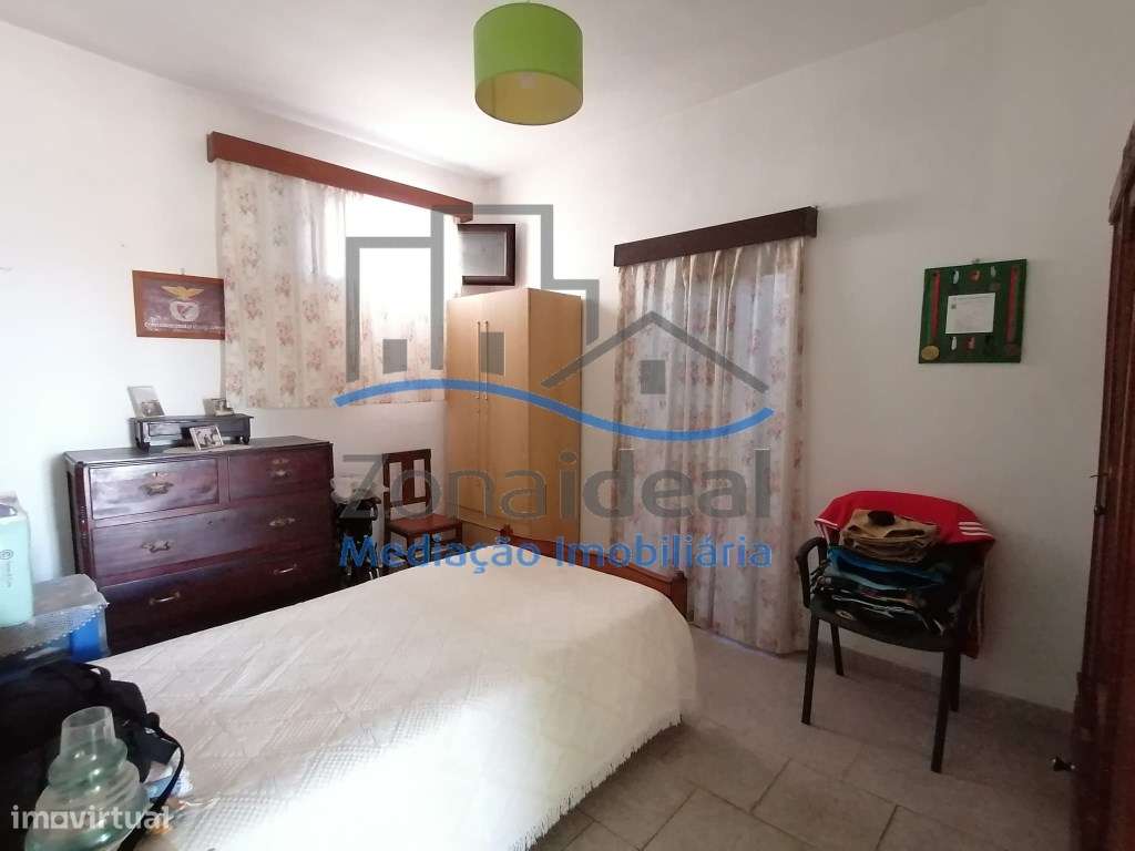 Moradia com dois pisos e logradouro, localizada em Alenquer-23