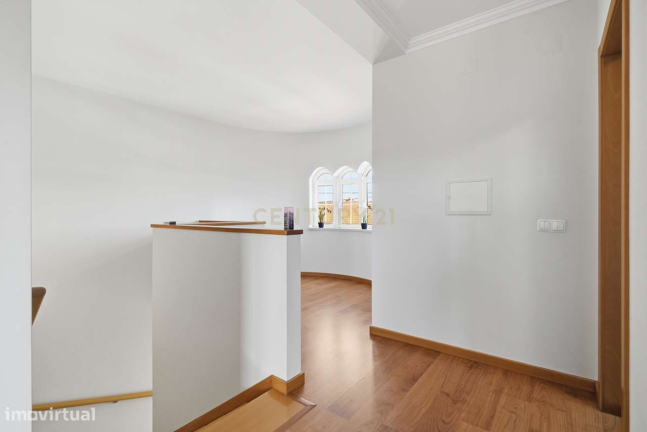 Moradia T5 com Garagem e Piscina em Miragaia, Lourinhã-29