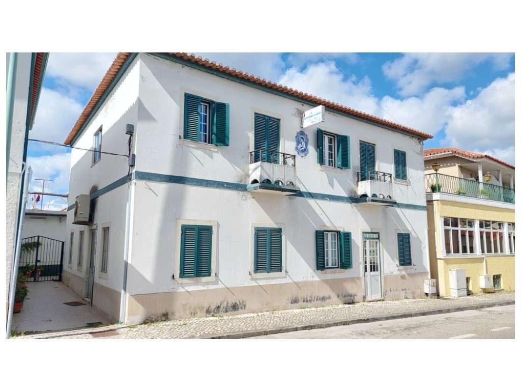 Prédio, antiga 'Pensão Cantinho de S. João', no centro de Monte Real. - Grande imagem: 4/14