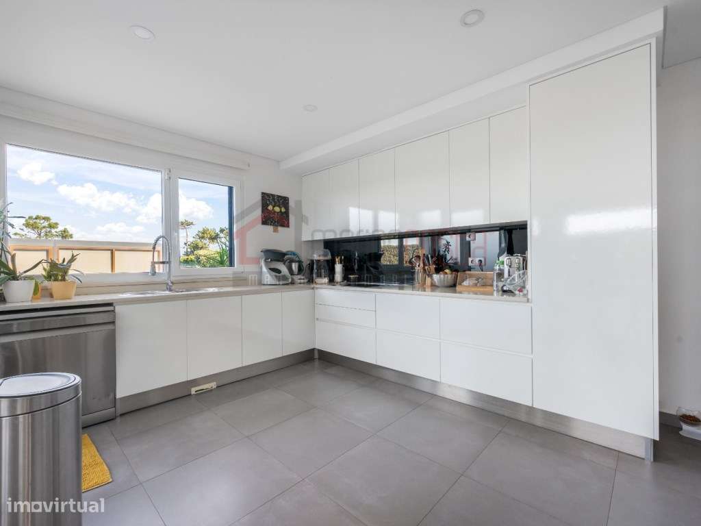 Moradia de Luxo T3 com Piscina e Vista Mar-12