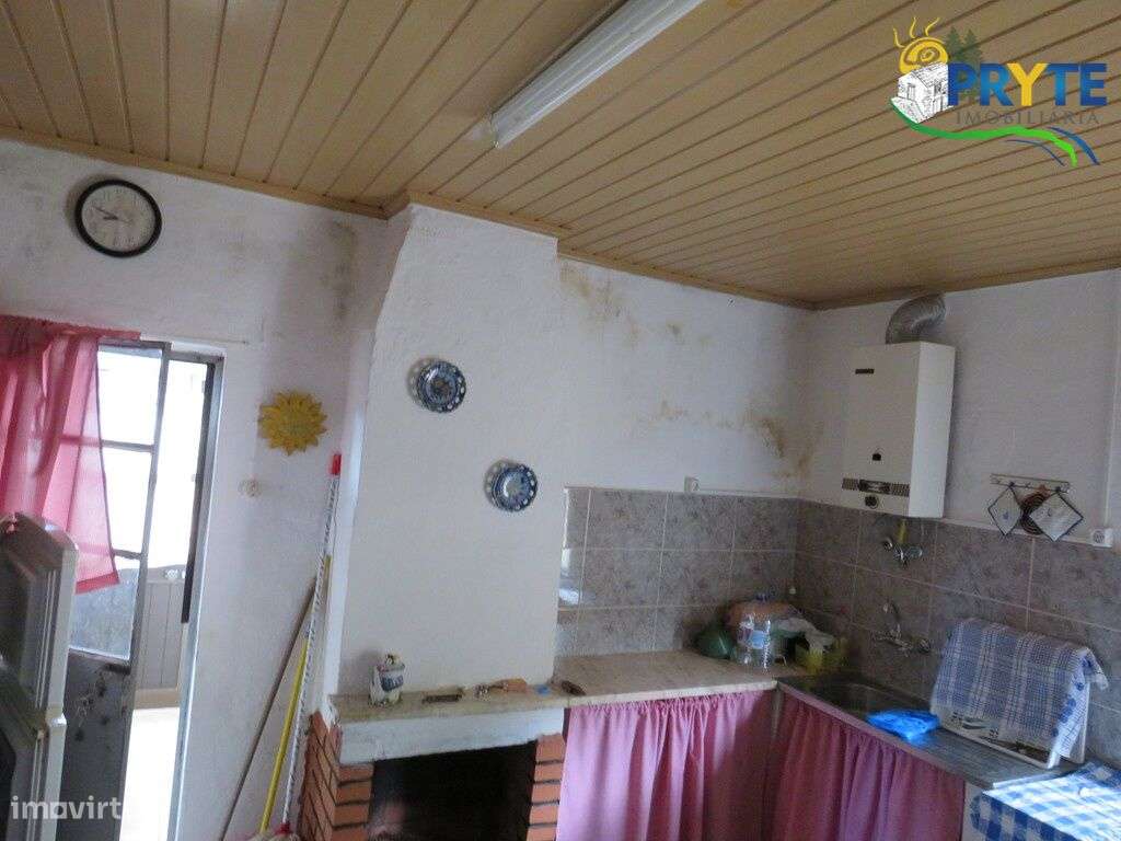 Pequena quinta a confinar com a Ribeira situada perto de Oleiros-10