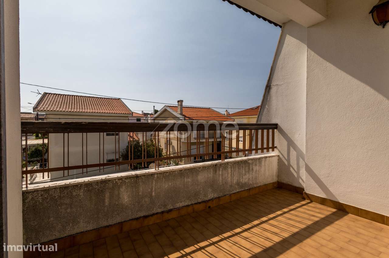 Moradia T4 (espaçosa) em Casais de Mem Martins-26