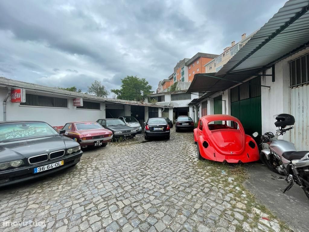 Garagem na zona de Celas / Polo III, Santo António dos Olivais