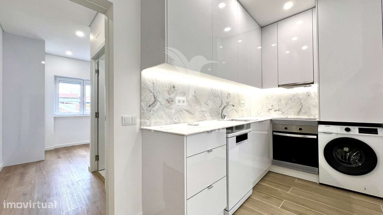 T1 remodelado com varanda e churrasqueira em Alhos Vedros - Grande imagem: 4/13