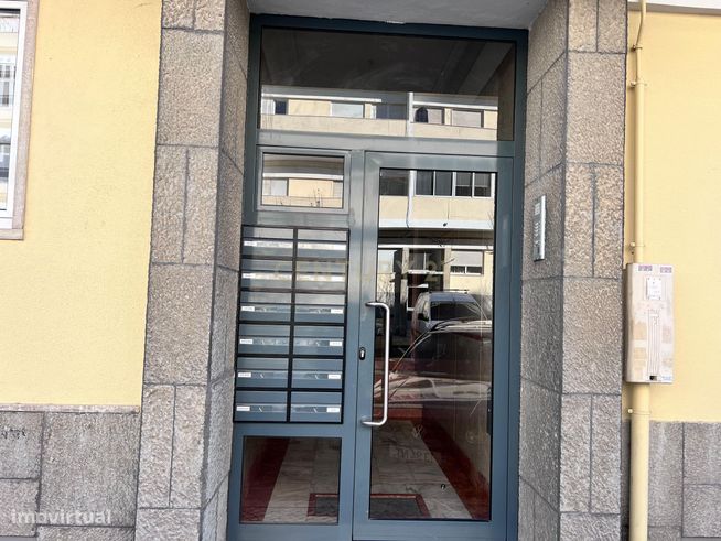 T2 com 90m² | Totalmente Remodelado com Acabamentos de Luxo – Sacavém-1