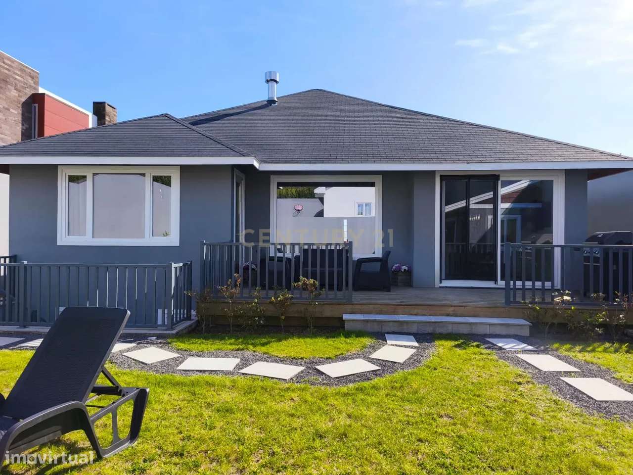 Moradia Moderna com Piscina + Apartamento Independente | Construção 20-35