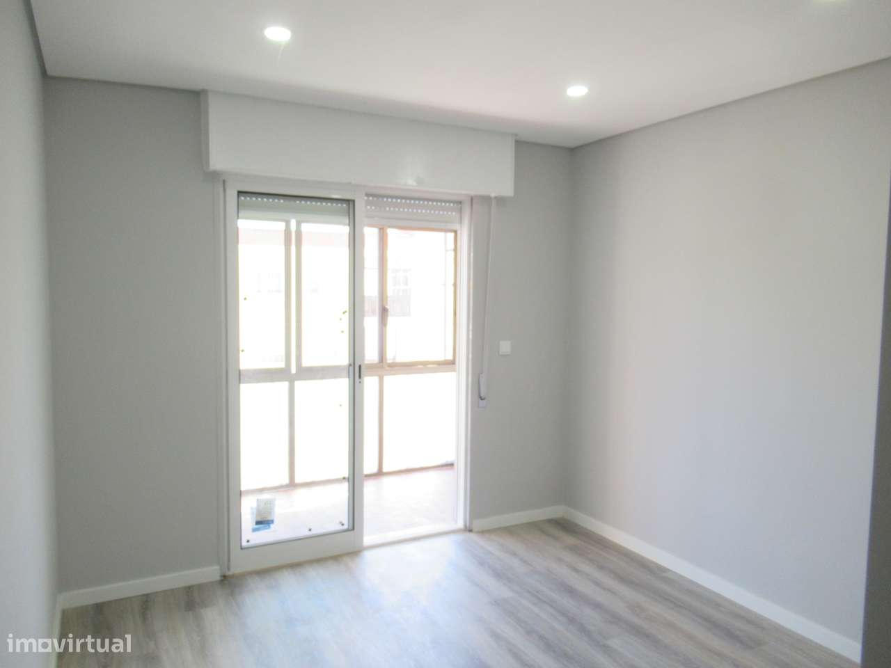 Apartamento T3 renovado na Cruz de Pau (Amora)-7
