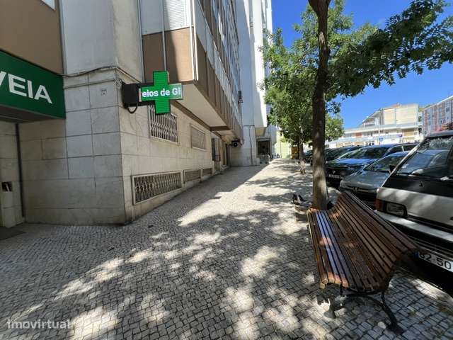 Oportunidade de Investimento, loja c/dois pisos em Benfica!-15
