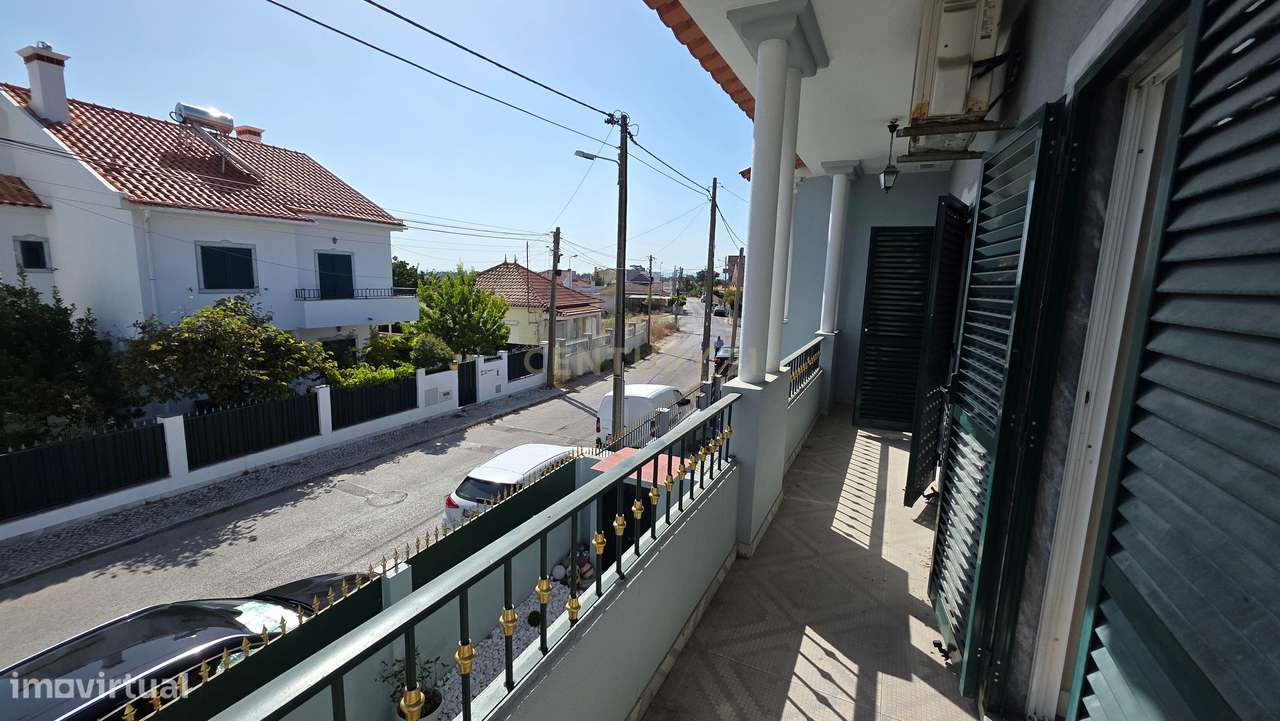 Moradia T4 na Charneca Caparica com Piscina na rua João de Deus a 5min-39