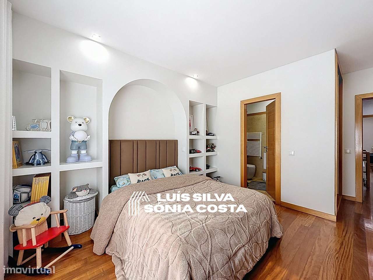 Moradia T4 Excelente Estado e Áreas | 2 Suites, Jacuzzi, Painéis...-23