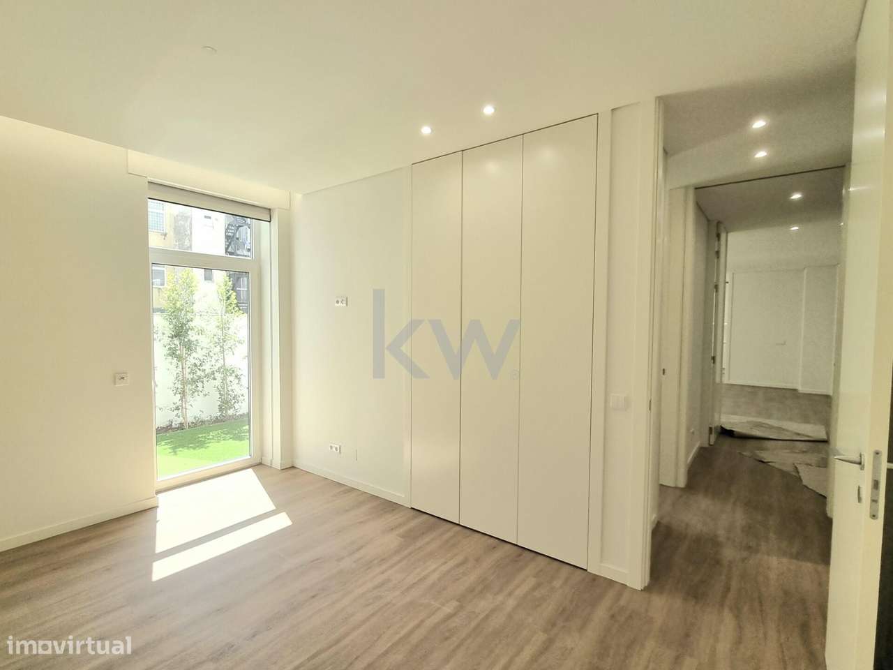 Apartamento T2, com varanda, novo, na praça do Chile com garagem - Grande imagem: 2/5