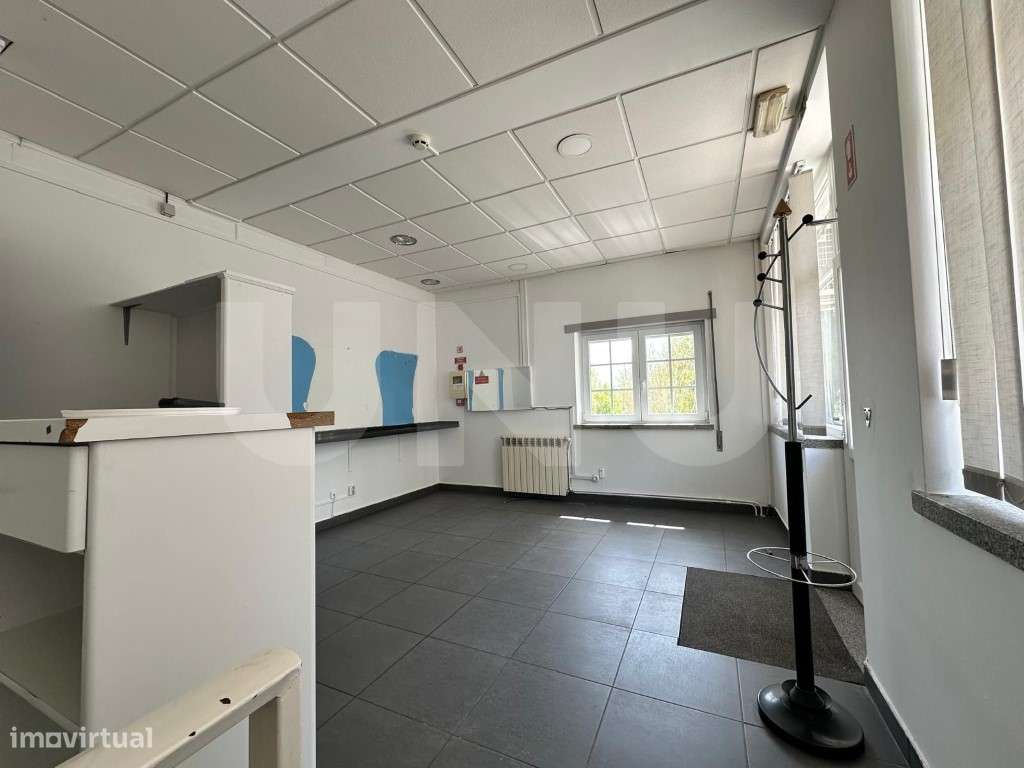 Espaço comercial com dois pisos e garagem box com potencial de conv... - Grande imagem: 5/25