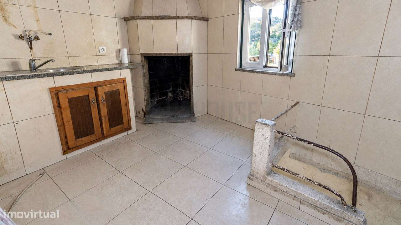 Moradia para Remodelar em Fragosela - Um Projeto com Potencial-6