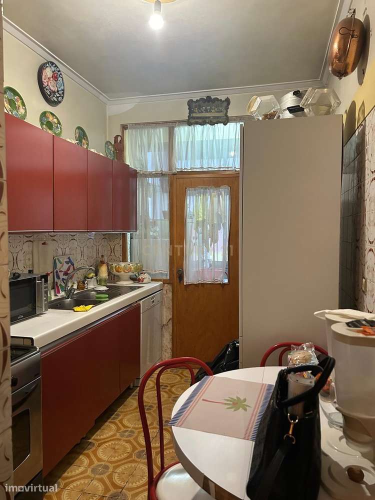 T4 para Remodelação na Estrada de Benfica – Excelente Oportunidade de - Grande imagem: 2/12