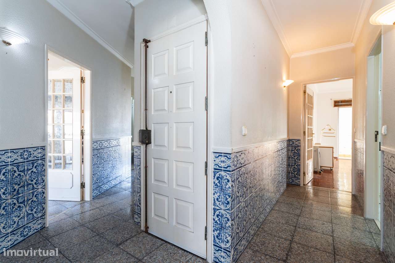 Apartamento T2 na Amadora: Potencial Único com Sótão e Varanda Solaren-2