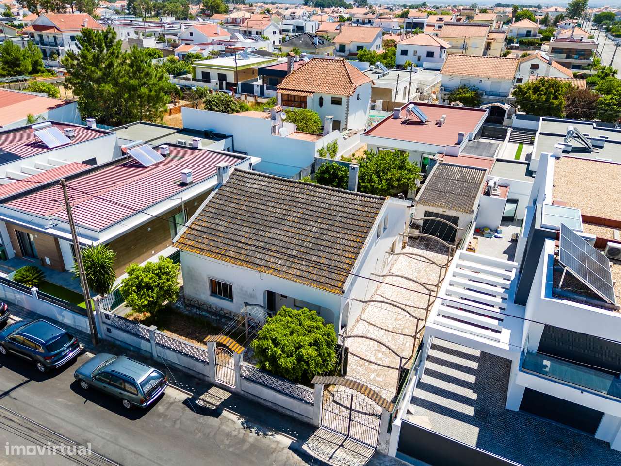 Moradia Isolada de 2 Pisos em Fernão Ferro – Excelente Área Exterior-2