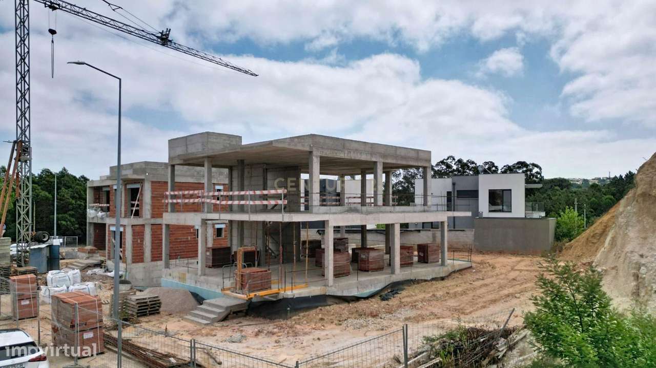 Moradia Nova com 4 Quartos-3