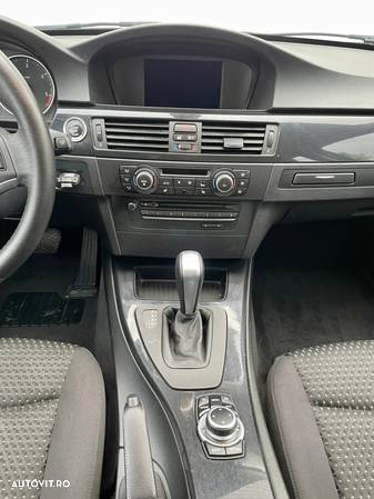 BMW Seria 3 320d DPF Touring Aut. Edition Lifestyle - 28
