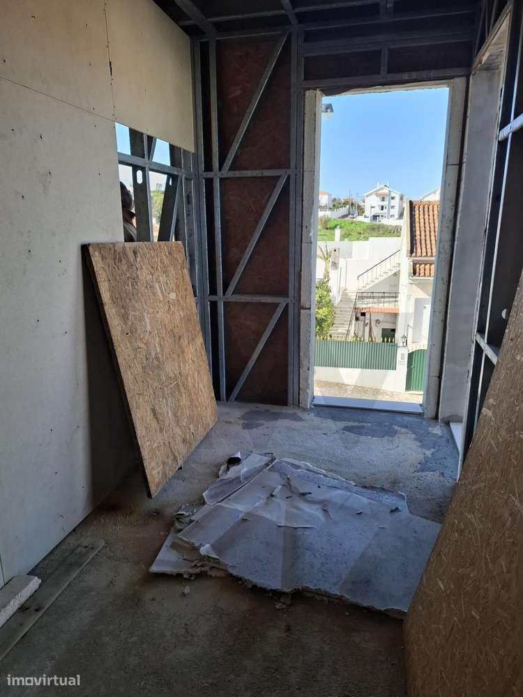 Lote de terreno com projecto de construção em curso | Moradia T3 isola-21