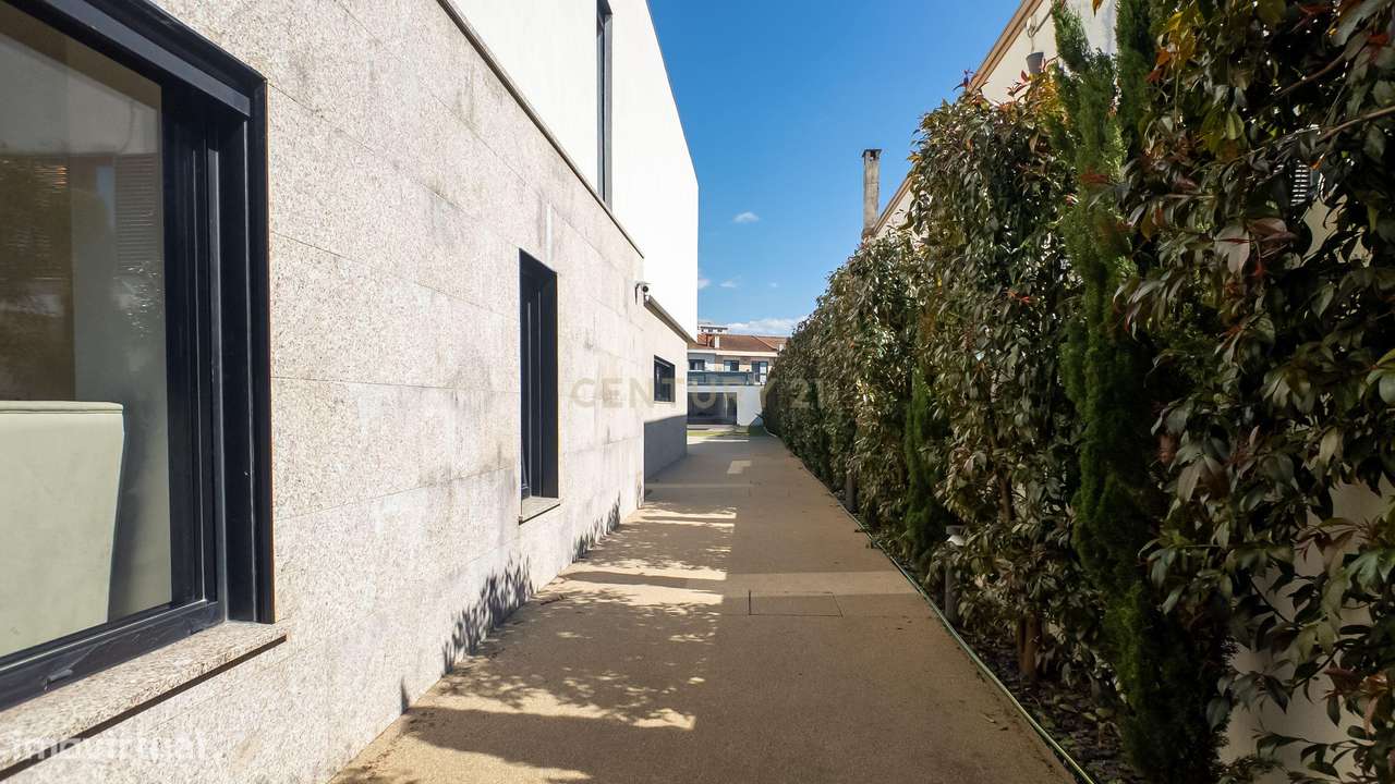 Moradia de Luxo | Construída em 2023 | Design Contemporâneo com Piscin-29