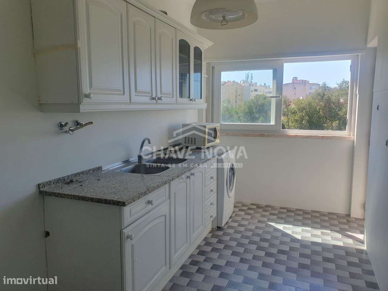 Apartamento T2, localizado no primeiro andar de um prédio Bi-familiar!-13