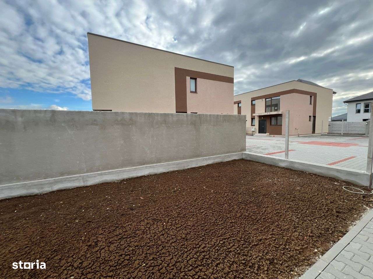 Casa la 2 km de Metroul Raul Doamnei - Imagine principală: 4/19