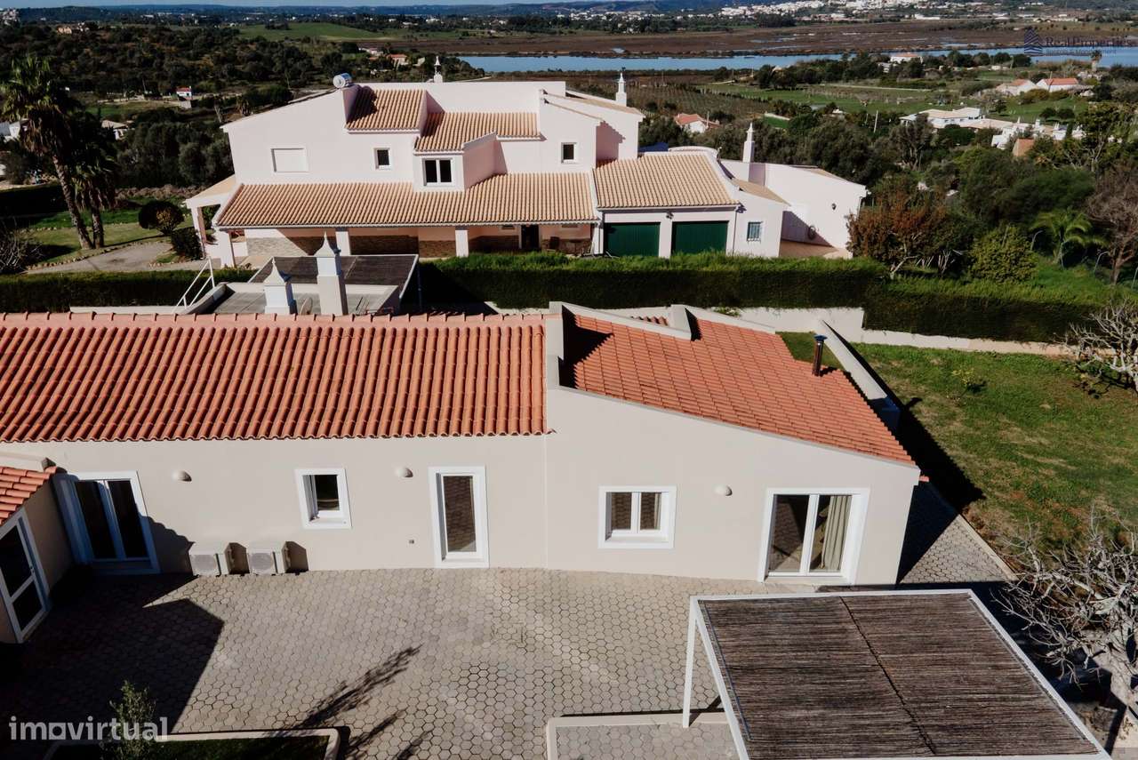 Elegante Moradia T3 Renovada com Vistas Panorâmicas em Alvor-42