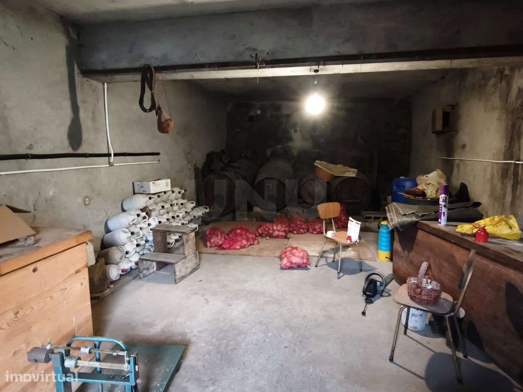 Oportunidade absolutamente imperdível - Moradia com parte renovada ...-37