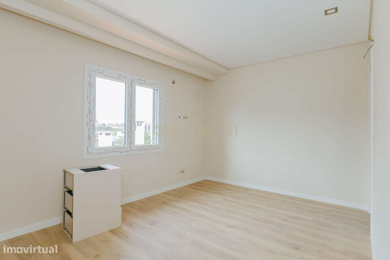Apartamento T2 Novo com Vista Panorâmica em Loures-38
