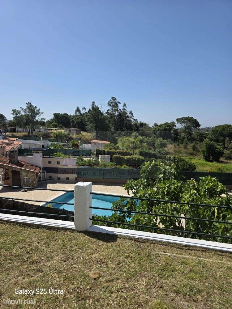 Moradia T4 com piscina e 900 m² de terreno na Quinta da Serralheira,-6