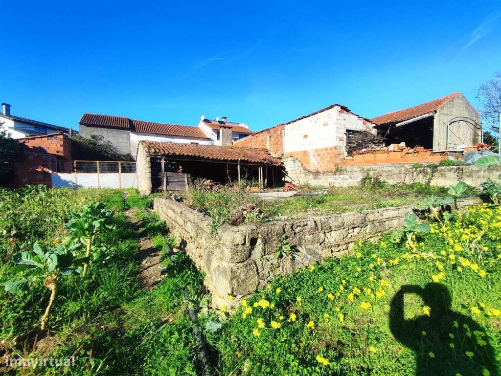 Moradia M5 com garagem em zona de Taveiro-21